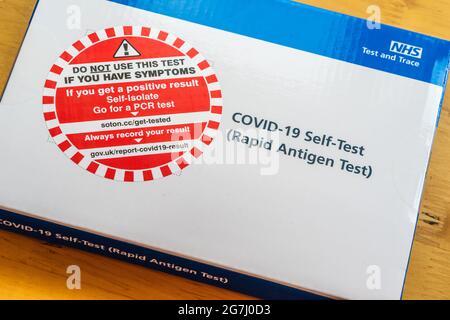 Ein NHS Test and Trace COVID-19 Self-Test (Rapid Antigen Test) Paket Stockfoto