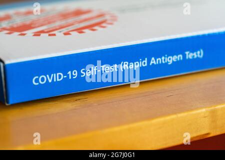 Ein NHS Test and Trace COVID-19 Self-Test (Rapid Antigen Test) Paket Stockfoto