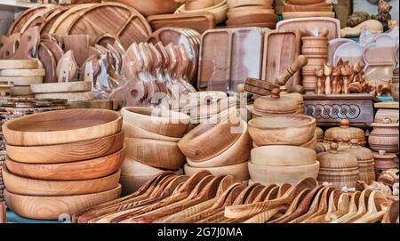 Handgemachte Souvenirs aus Holz für Touristen. Schöne Küchenutensilien: Schüsseln, Teller, Löffel, Schneidebretter. Stockfoto