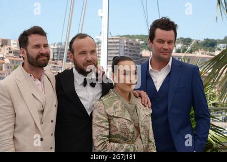 13. Juli 2021, CANNES, Frankreich: CANNES, FRANKREICH - 13. JULI: (L bis R) Hilmir Snaer Gudnason, Regisseur Valdimar Johannsson, Noomi Rapace und Bjorn Hlynur Haraldsson nehmen am 74. Jährlichen Filmfestival in Cannes am 13. Juli 2021 in Cannes, Frankreich, an der „Lamb“-Fotozelle Teil. (Bild: © Frederick InjimbertZUMA Wire) Stockfoto