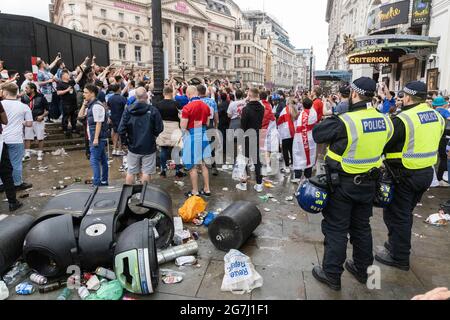 Die Polizei beobachtet die Menge, die Fußballfans vor dem Finale der EM 2020 zwischen England und Italien feiert, Piccadilly Circus, London, 11. Juli 2021 Stockfoto