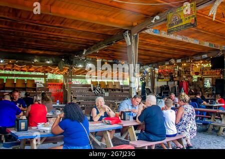 Kunden essen Barbecue im Shed Barbeque and Blues Joint, 4. Juli 2021, in Ocean Springs, Mississippi. Stockfoto