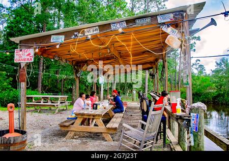 Kunden essen Barbecue im Shed Barbeque and Blues Joint, 4. Juli 2021, in Ocean Springs, Mississippi. Stockfoto