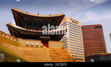 Namdaemun, offiziell bekannt als Sungnyemun, ist eines der acht Tore in der Festungsmauer von Seoul. Stockfoto