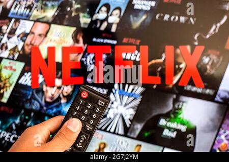 Spanien. Juli 2021. In dieser Abbildung sehen Sie eine Nahaufnahme einer Hand, die eine TV-Fernbedienung hält, die vor dem Netflix-Logo angezeigt wird. Kredit: SOPA Images Limited/Alamy Live Nachrichten Stockfoto