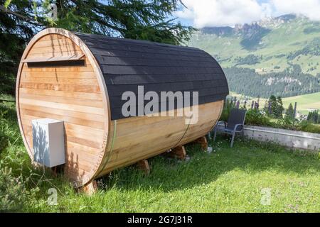 Holzfaßsauna im Garten Stockfoto