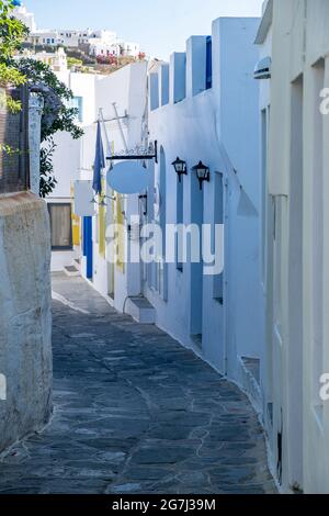 Griechenland, Insel Sifnos. Apollonia chora Dorf. Traditionelle griechische Architektur, weiß getünchte Gebäude und enge gepflasterte Gasse, sonniger Tag. Geschlossen Stockfoto