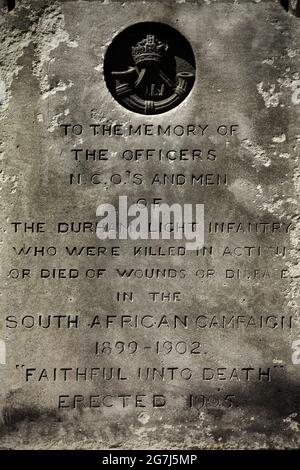 Das denkmalgeschützte Durham Light Infantry Cross in der Nähe der Kathedrale von Durham, das Soldaten des Regiments gewidmet ist, die im 2. Burenkrieg (1899-1902) starben. Stockfoto