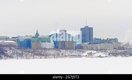 Die höchsten Gerichtsgebäude und Bürotürme von Ottawa liegen auf einem Hügel entlang des Flusses Ottawa Stockfoto