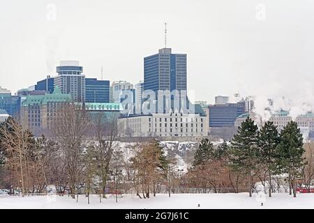 Die höchsten Gerichtsgebäude und Bürotürme von Ottawa liegen auf einem Hügel entlang des Flusses Ottawa Stockfoto