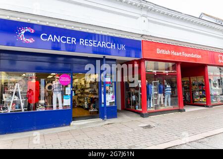 Woodbridge Suffolk UK Mai 24 2021: Außenansicht der Carcer Research und der Charity Shops der British Heart Foundation im Stadtzentrum von Woodbridge Stockfoto