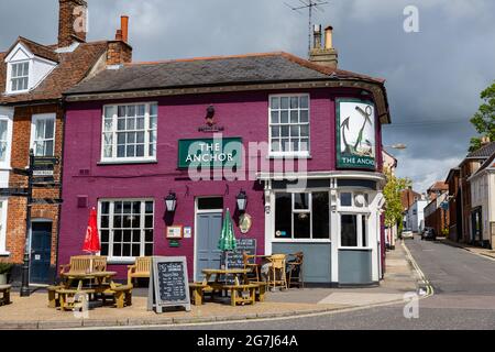 Woodbridge Suffolk UK Mai 24 2021: Außenansicht des beliebten The Anchor Pub im Stadtzentrum von Woodbridge Stockfoto