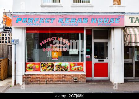 Felixstowe Suffolk UK Mai 27 2021: Außenansicht eines Kebab-Ladens im Stadtzentrum von Felixstowe Stockfoto