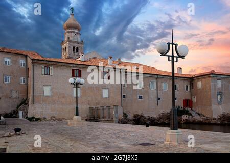 Stadt Krk, Kroatien. Stadtbild von Krk, Kroatien das Hotel liegt auf der Insel Krk mit der Kathedrale von Krk bei Sonnenuntergang im Sommer. Stockfoto