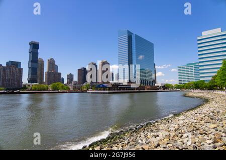 Die Promenade verläuft entlang der Luxus-Hochhauswohnung in New Port Jersey City, New Jersey Stockfoto