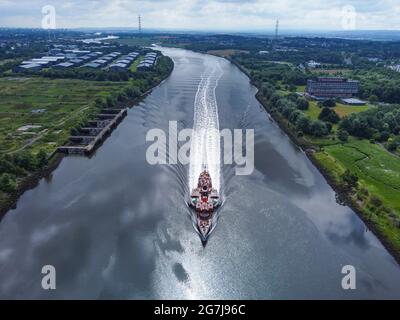 Der letzte Seedampfer Waverley segelt den Fluss Clyde entlang auf einer Sommerkreuzfahrt nach Scottish Lochs, Erskine, Schottland, Großbritannien Stockfoto