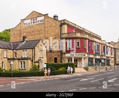 Alnwick Playhouse ist ein Kunstzentrum mit Kino und beherbergt die NTC Touring Theatre Company in Northumberland, Großbritannien. Stockfoto