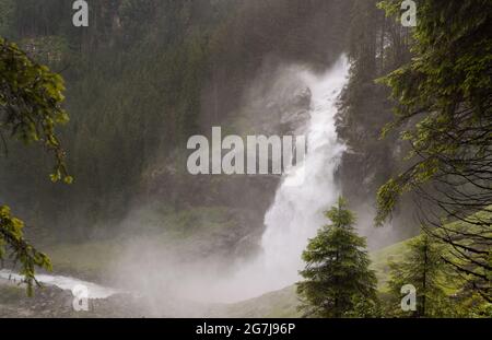 Malerische Aussicht auf Wasserfall im Wald Stockfoto