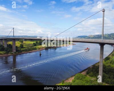 Der letzte Seedampfer Waverley segelt den Fluss Clyde unter der Erskine Bridge entlang auf einer Sommerkreuzfahrt nach Scottish Lochs, Erskine, Schottland, Stockfoto