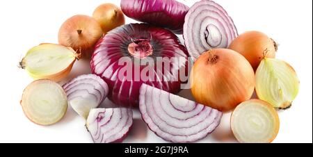 Rote und goldene Zwiebeln isoliert auf weißem Hintergrund. Sammlung. Breites Foto. Gesunde Ernährung. Stockfoto