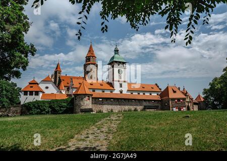 Schloss Bouzov, Mähren, Tschechische Republik.Romantisches Märchenschloss mit achtstöckigen Wachturm im 14. Jahrhundert gebaut.Nationales Kulturdenkmal,beliebt Stockfoto