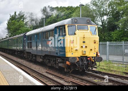 BR-Klasse 31 mit Abfahrt von Eridge auf der Spa Valley Railway Stockfoto