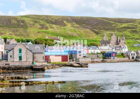 Die Stadt Scalloway und zerstörten halten der Burg auf dem Festland, Shetland. Stockfoto