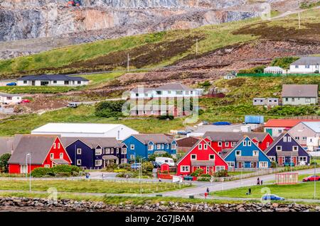 Farbenfrohe, moderne Holzgehäuse in East Voe, Scalloway auf dem Festland Shetland. Stockfoto