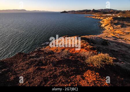 Landschaft aus rötlichen Felsen auf einem Hügel bei Sonnenuntergang im Bahia en Kino Teil des Golfs von Kalifornien oder Sea of Cortez in Hermosillo, Mexiko. (Foto von Luis Gutierrez / Norte Photo) Paisaje de rocas color rojiso en la cima de un cerro al atardecer en bahia en Kino parte del Golfo de California o Mar de Cortez en Hermosillo, Mexiko. (Foto von Luis Gutierrez / Norte Photo ) Stockfoto