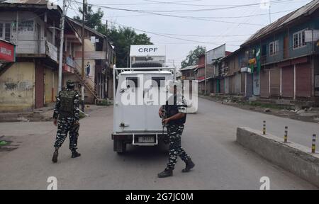 Pulwama District, Srinagar. Juli 2021. Sicherheitskräfte bei einer Begegnung in der Hauptstadt des Distrikts Pulwama. Kredit: Majority World CIC/Alamy Live Nachrichten Stockfoto