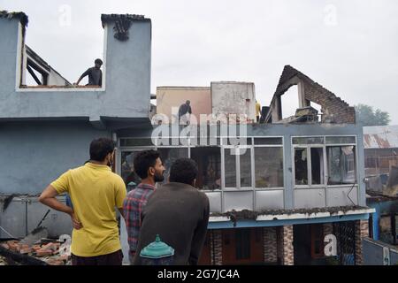 Pulwama District, Srinagar. Juli 2021. Bei einer Begegnung in der Hauptstadt des Distrikts Pulwama inspizieren Menschen die Schadhaften. Kredit: Majority World CIC/Alamy Live Nachrichten Stockfoto