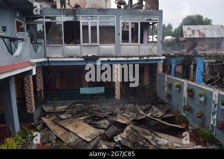 Pulwama District, Srinagar. Juli 2021. Sicherheitskräfte bei einer Begegnung in der Hauptstadt des Distrikts Pulwama. Kredit: Majority World CIC/Alamy Live Nachrichten Stockfoto