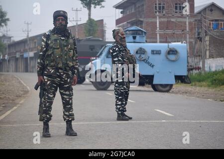 Pulwama District, Srinagar. Juli 2021. Sicherheitskräfte bei einer Begegnung in der Hauptstadt des Distrikts Pulwama. Kredit: Majority World CIC/Alamy Live Nachrichten Stockfoto