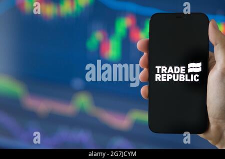 Nahaufnahme Trade Republic mobiler Aktienhandel auf dem Smartphone Stockfoto