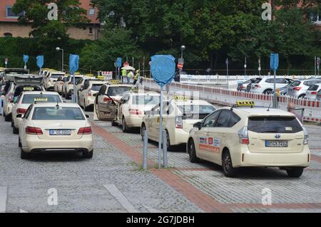 Taxis, die vor dem Impfzentrum des Berliner Messegeländes - Berlin, Deutschland - 14. Juli 2021 warten, um Passagiere abzuholen. Stockfoto