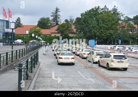 Taxis, die vor dem Impfzentrum des Berliner Messegeländes - Berlin, Deutschland - 14. Juli 2021 warten, um Passagiere abzuholen. Stockfoto