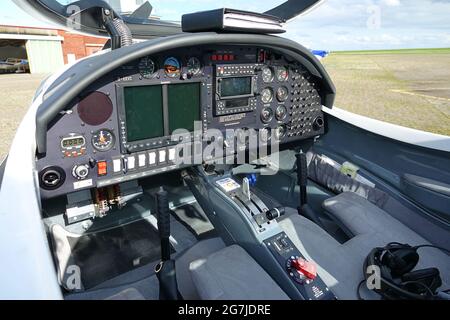 Cockpit eines modernen Leichtflugzeugs Aquila A211g Stockfoto