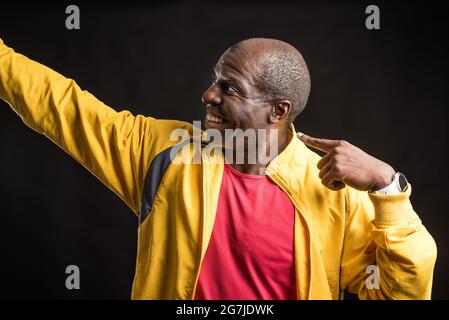Afroamerikanischer Mann, der auf die Seite zeigt Stockfoto
