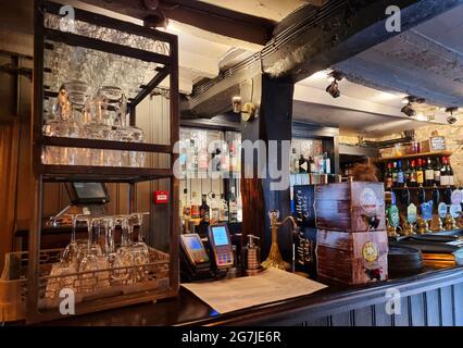 Szenen aus der Turf Tavern (oder einfach nur „The Turf“), einem historischen Pub im Zentrum von Oxford. Seine Fundamente und die Nutzung als Malzhaus und Kneipe gehen auf das Jahr 1381 zurück. Der Pub wird vor allem von Studenten besucht. Es befindet sich am Ende einer engen, gewundenen Gasse, der St. Helens Passage (ursprünglich Hell's Passage), zwischen Holywell Street und New College Lane, in der Nähe der Seufzerbrücke. Viele Persönlichkeiten des öffentlichen Lebens, die in der Taverne gegessen oder getrunken haben, sind Richard Burton, Elizabeth Taylor, Tony Blair, CS Lewis, Stephen Hawking und Margaret Thatcher. Es wurde auch in der ITV TV Serie Inspect vorgestellt Stockfoto