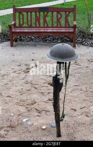 Britischer Tommy-Zinn-Helm auf einem Gewehr mit EINER Dunkirk-Bank im National Arboretum Alrewas Staffordshire England Großbritannien Stockfoto