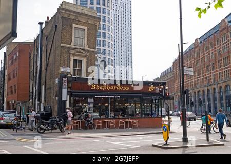 Shepherdess Cafe an der Ecke Shepherdess Walk & City Road im Juli 2021 wegen Covid Pandemie und Mieterhöhungen geschlossen Hoxton London UK KATHY DEWITT Stockfoto