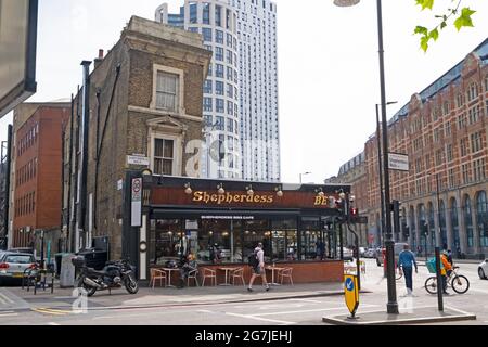 Shepherdess Cafe an der Ecke Shepherdess Walk & City Road im Juli 2021 wegen Covid Pandemie und Mieterhöhungen geschlossen Hoxton London UK KATHY DEWITT Stockfoto