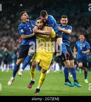 Datei-Foto vom 11-07-2021 von italienischen Spielern, die mit Torwart Gianluigi Donnarumma feiern, nachdem er die letzte Strafe im Schießerei nach dem UEFA-EM-2020-Finale im Wembley Stadium, London, gerettet hatte. Ausgabedatum: Mittwoch, 14. Juli 2021. Stockfoto