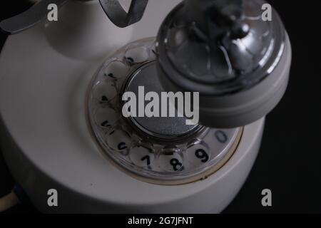 Altes weißes Drehtelefon Stockfoto