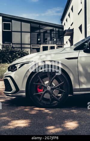 KAMEN, DEUTSCHLAND - 08. Jul 2021: SideView vom VW Golf GTI. Sommertag in schönen Farben. Das Auto ist weiß mit schwarzen Felgen Stockfoto