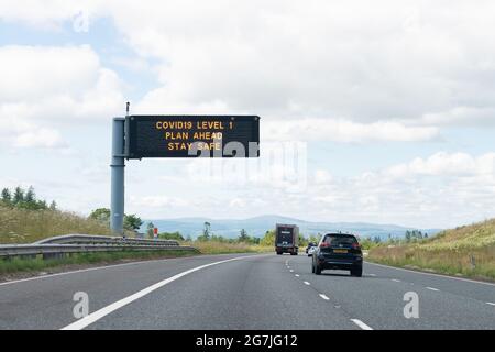 COVID19 Autobahnschild Stufe 1, Schottland, Großbritannien während der Coronavirus-Pandemie Stockfoto
