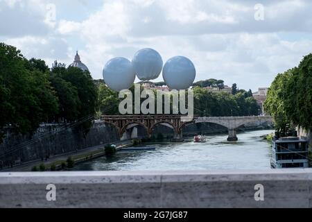 Rom, Italien. Juli 2021. 07/14/2021 Rom. Bis zum 18. Juli findet in Ponte Sisto die ephemere monumentale Installation 'Ponte Farnese' des französischen Künstlers Olivier Grossetête statt, die von der französischen Botschaft in Zusammenarbeit mit Webuild gefördert wird. Eine 18 Meter lange schwimmende Pappbrücke, die dank drei Luftballons über dem Tiber schwebt, erinnert an Michelangelos unvollendetes Projekt. Kredit: Unabhängige Fotoagentur/Alamy Live Nachrichten Stockfoto