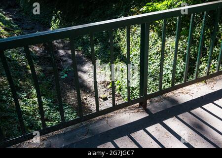 RAK-patak Bach im trockenen Sommer, ausgetrocknetes Flussbett von der Brücke aus gesehen, Sopron, Ungarn Stockfoto