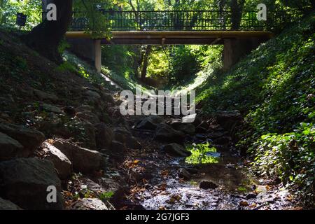 Brücke über Rak-patak Bach im trockenen Sommer, ausgetrocknetes Flussbett, Sopron, Ungarn Stockfoto