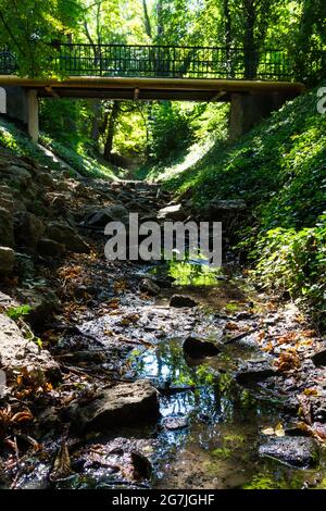 Brücke über Rak-patak Bach im trockenen Sommer, ausgetrocknetes Flussbett, Sopron, Ungarn Stockfoto